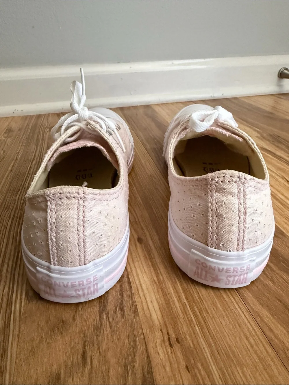 Size 7 - Converse Chuck Taylor All Star Low Cherry Blossom Women’s